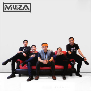 Dengarkan lagu Memang Dia Cintaku nyanyian Mueeza dengan lirik