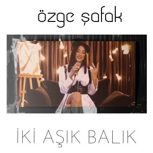 Dengarkan lagu İki Aşık Balık nyanyian Özge Şafak dengan lirik
