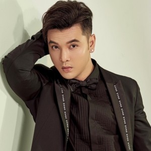 Listen to Tình Yêu Không Đủ Giữ Người Mình Yêu song with lyrics from Ưng Hoàng Phúc