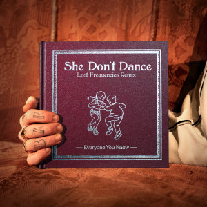 ดาวน์โหลดและฟังเพลง She Don't Dance (Radio Edit) พร้อมเนื้อเพลงจาก Everyone You Know