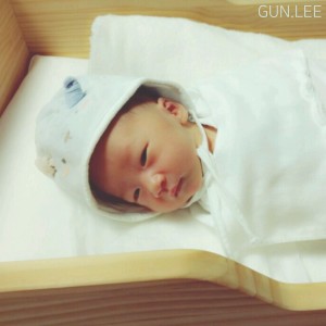 Listen to 아빠의 속삭임 song with lyrics from 이건