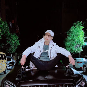 Listen to 想成父母的骄傲 (伴奏) song with lyrics from 小川