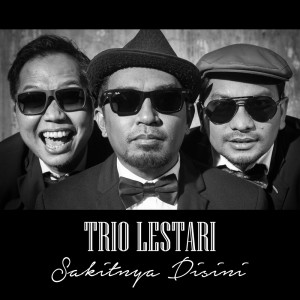 ดาวน์โหลดและฟังเพลง Sakitnya Disini (Remix Version) พร้อมเนื้อเพลงจาก Trio Lestari