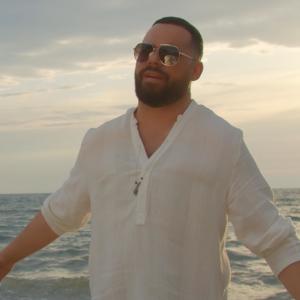 ดาวน์โหลดและฟังเพลง Ku je พร้อมเนื้อเพลงจาก Genc Leka