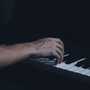 ดาวน์โหลดและฟังเพลง Idea 10 พร้อมเนื้อเพลงจาก Gibran Alcocer