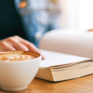 收聽Musique Relaxante Pour Lire Un Livre的Neon歌詞歌曲