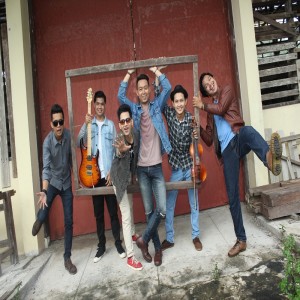 Dengarkan lagu Menanti Hari Ini nyanyian DNA Band dengan lirik