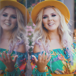 Listen to E Frumos Numele Lui song with lyrics from Roxana Ilisie Perian