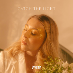 Dengarkan lagu Catch the Light nyanyian Svrcina dengan lirik