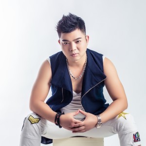 Dengarkan lagu 笑傲长空 (伴奏) nyanyian 张延 dengan lirik