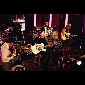 收聽Augie March的One Crowded Hour (Live At The Playroom)歌詞歌曲