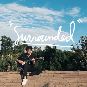 收听Sneakout的Surrounded歌词歌曲