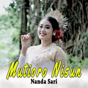 收聽Nanda Sari的Mutioro Ningsun歌詞歌曲