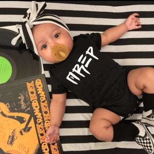 Dengarkan lagu Untuk Diri (feat. Oxtobox) nyanyian Arep dengan lirik