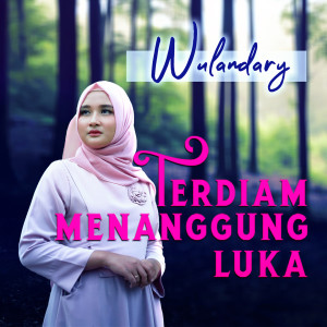 收听Wulandary的Terdiam Menanggung Luka歌词歌曲
