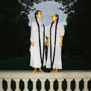 Dengarkan Gilded and Woven lagu dari James Chatburn dengan lirik