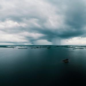 Listen to Sons de chuva em loop em uma barraca song with lyrics from Zona de Sons da Natureza