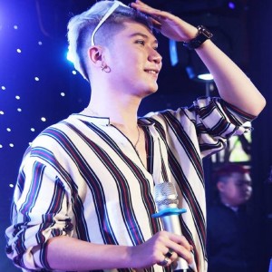 Dengarkan lagu Tình Yêu Bí Ngô nyanyian Vanh Leg dengan lirik