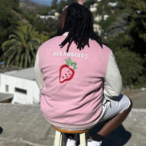 收聽The True Maestro的STRAWBERRY (feat. DionLovelle)歌詞歌曲