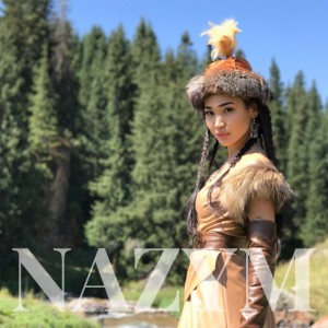 Dengarkan lagu Күміс Құман-Ай nyanyian Назым Абильдина dengan lirik