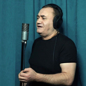 Dengarkan Mayrik Yerevan lagu dari Hovhannes Vardanyan dengan lirik