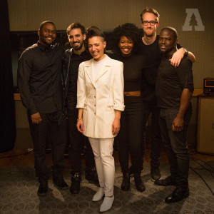 ดาวน์โหลดและฟังเพลง Distance (Audiotree Live Version) พร้อมเนื้อเพลงจาก Emily King