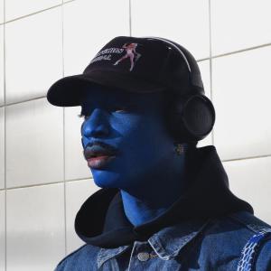 김이음的專輯BLUE MAN (Explicit)