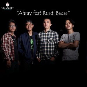 ดาวน์โหลดและฟังเพลง Manusia Biasa พร้อมเนื้อเพลงจาก AHRAY
