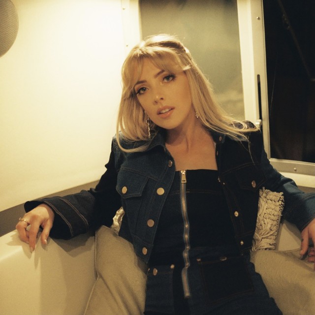 ดาวน์โหลดและฟังเพลง Take It Slow พร้อมเนื้อเพลงจาก Rhea Robertson