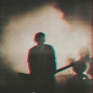 Dengarkan Labirin lagu dari DieVoltaz dengan lirik