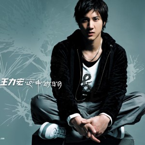 Dengarkan lagu 心中的日月 nyanyian Leehom Wang dengan lirik