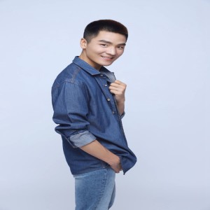 Listen to 我们 (伴奏) song with lyrics from 王涛