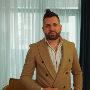 Dengarkan lagu TE IUBESC, TE, TE nyanyian Danezu dengan lirik