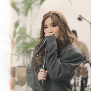 收聽Moira Dela Torre的kumpas - rewritten (official live performance)歌詞歌曲