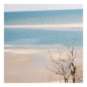 ดาวน์โหลดและฟังเพลง West Coast พร้อมเนื้อเพลงจาก Basement Apartment