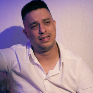 Dengarkan lagu Stau si plang la usa ta nyanyian Dani Printul Banatului dengan lirik