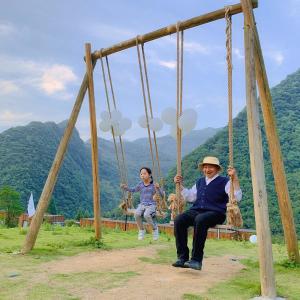 Dengarkan 与梦想合拍 (完整版) lagu dari 刘一伯 dengan lirik