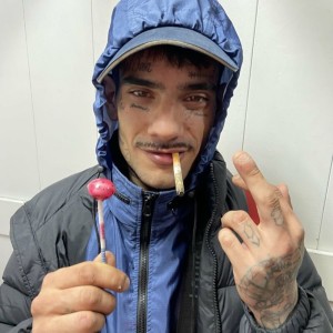 Dengarkan lagu Lloro rivotril (Explicit) nyanyian Pirris Sosa dengan lirik