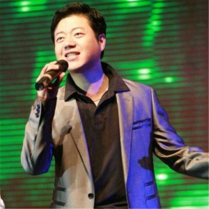 Dengarkan lagu 新年 nyanyian 詹雪军 dengan lirik