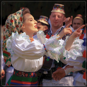 Listen to Mură Neagră-n Postu’ mare song with lyrics from Oana Font