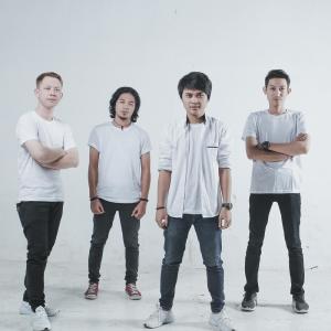 Dengarkan lagu Pernah Ada nyanyian Dira dengan lirik