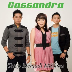 Dengarkan lagu Tetap Menjadi Milikmu nyanyian Cassandra dengan lirik