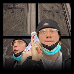 Dengarkan lagu Red Eyes (Remix) nyanyian Nia Slayne dengan lirik