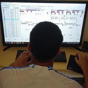 收聽DJ JVTR的TÃO FAZENDO FILA X BATE BATE (Explicit)歌詞歌曲