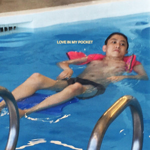 ดาวน์โหลดและฟังเพลง Love In My Pocket พร้อมเนื้อเพลงจาก Rich Brian