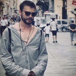 收聽Güneş Gülsever的Hava Senin Neyine歌詞歌曲