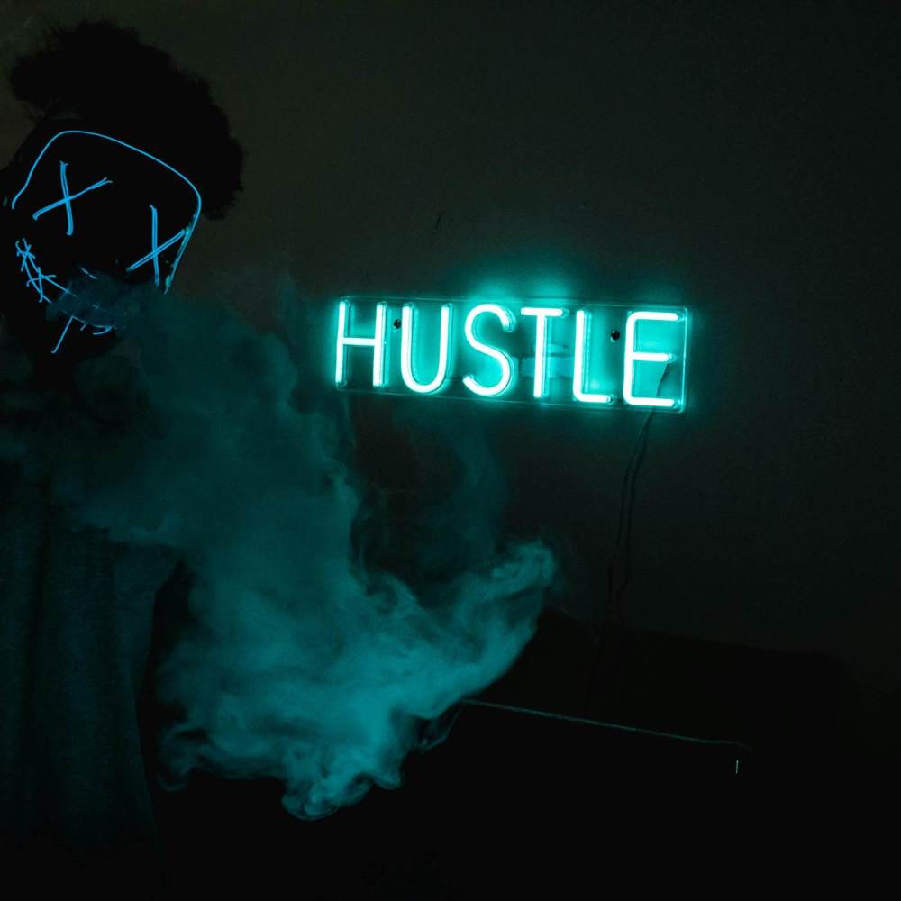Hustlin (feat. Kyng Kee)