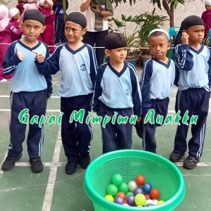 Listen to Gapai Mimpimu Anakku song with lyrics from Siti Aisyah