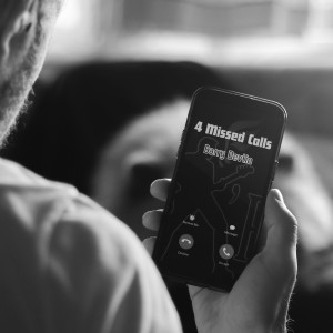 Dengarkan lagu 4 Missed Calls nyanyian Barry Devlin dengan lirik