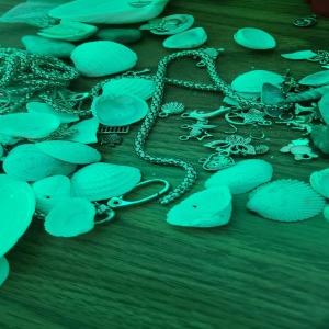 ดาวน์โหลดและฟังเพลง Pineconefanapple (Explicit) พร้อมเนื้อเพลงจาก Brocslee